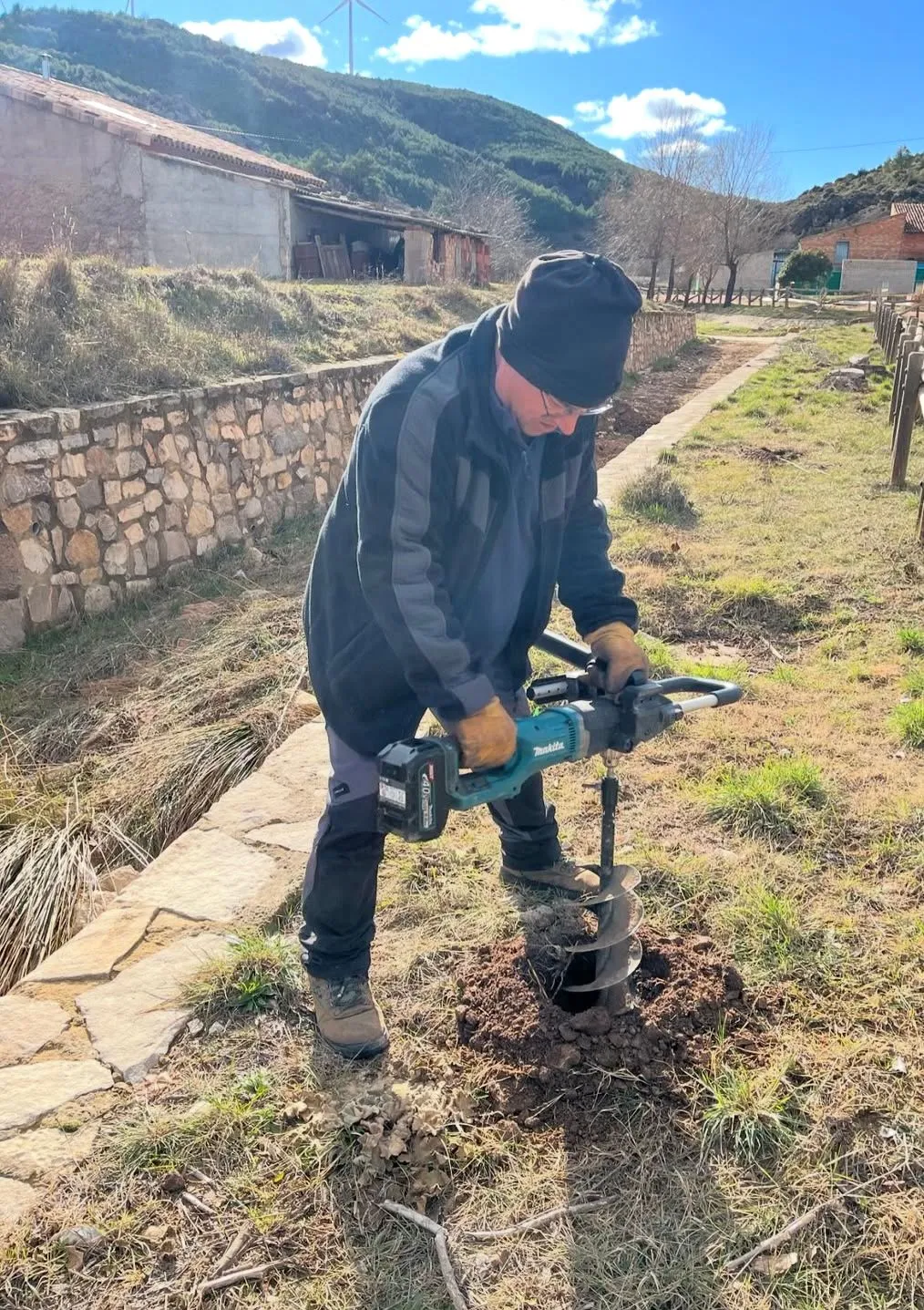 Operario abriendo hoyos para una nueva plantación